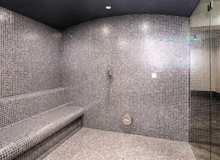 Dostępne są sauna sucha (fińska) oraz łaźnia parowa