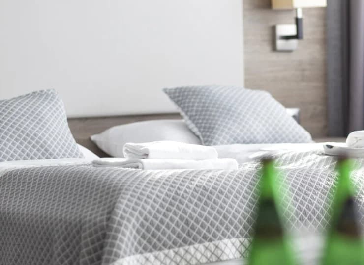Pokoje Delux są przestronne, a rozkładana sofa może pełnić funkcję dostawek