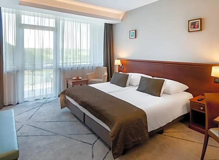 Każdy pokój ma balkon i klimatyzację, czajnik, minibar, smart TV, wifi