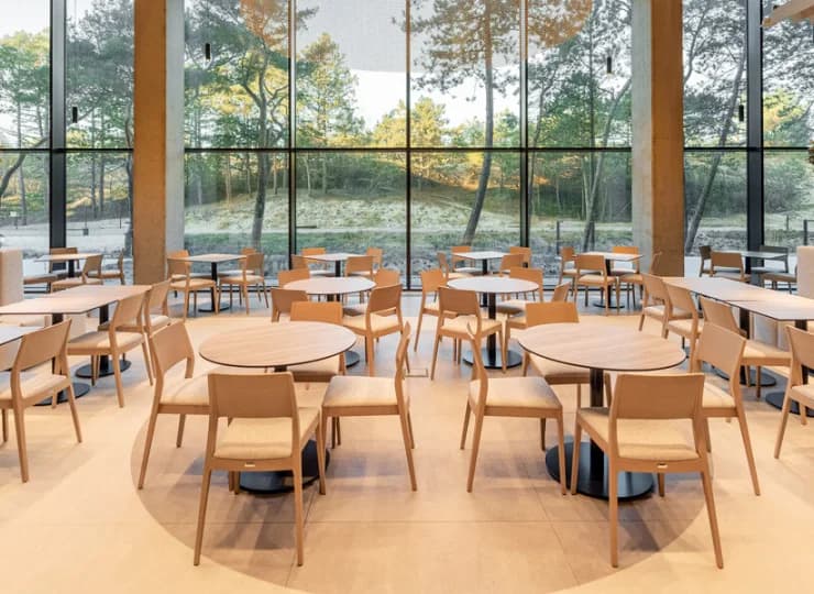 Restauracja Aroma ma ogromne przeszklenia na nadmorską roślinność