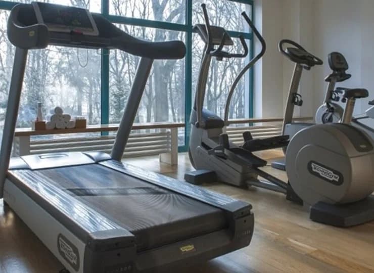 W hotelu funkcjonuje sala fitness z różnorodnym sprzętem