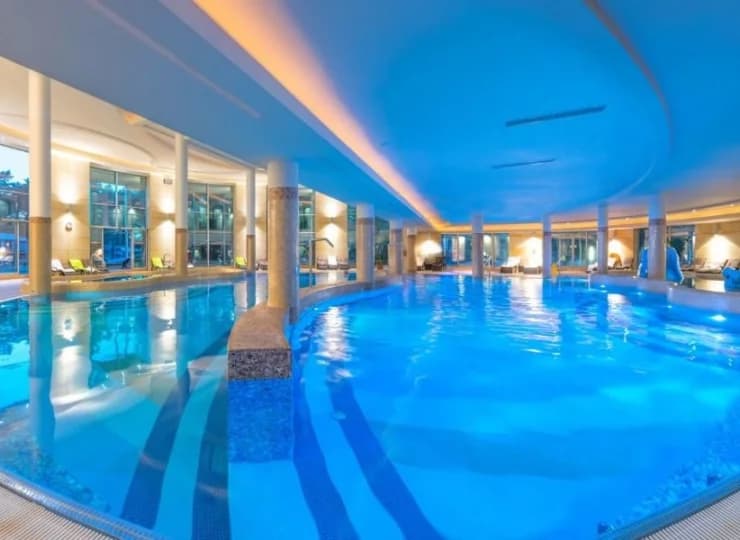 Hotel posiada basen pływacko-rekreacyjny z atrakcjami wodnymi i strefą zabaw