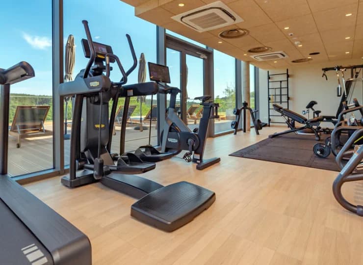 Sala fitness jest wyposażona w różnorodny sprzęt do ćwiczeń
