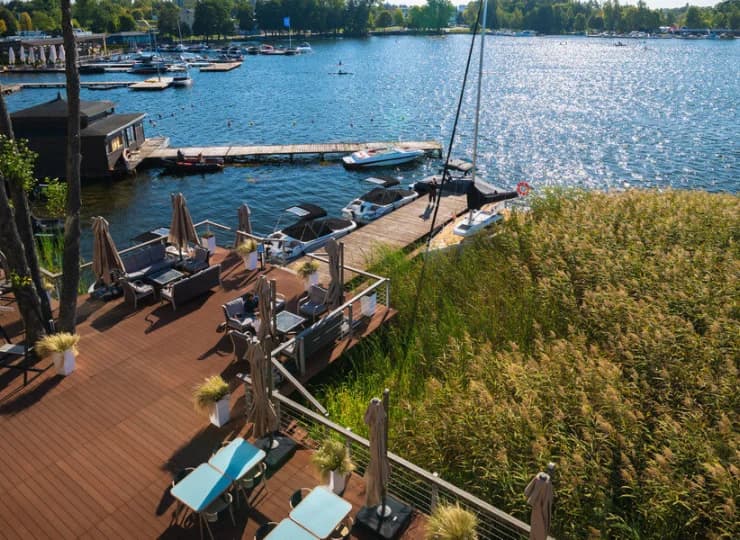 Restauracja jest połączona z dużym tarasem leżącym bezpośrednio nad wodą