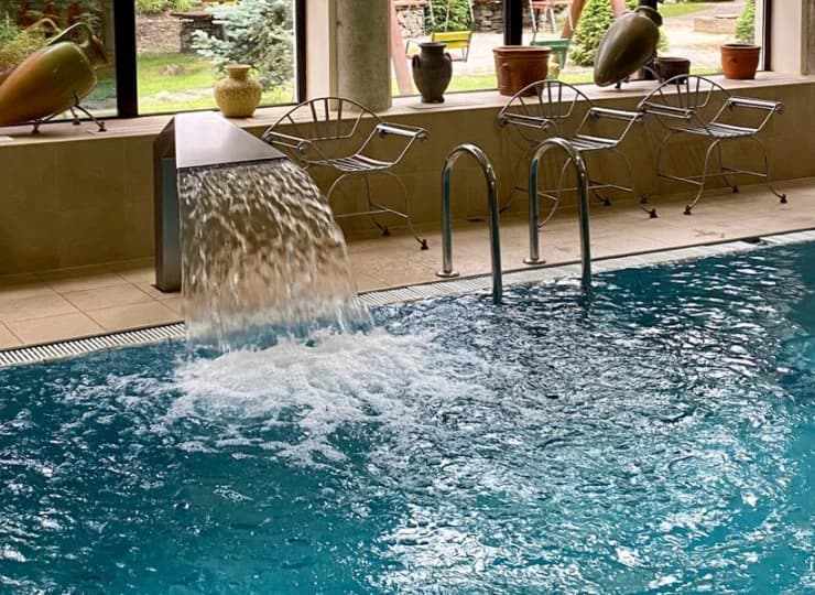 Basen ze stanowiskiem do hydromasażu pozwala na relaks niezależnie od pogody