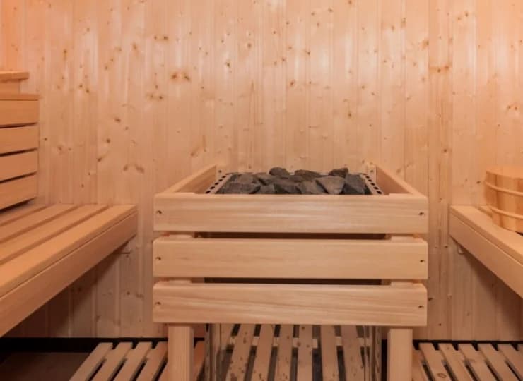 Dostępne są: sucha sauna fińska, sauna aromatyczno-ziolowa oraz łaznia parowa