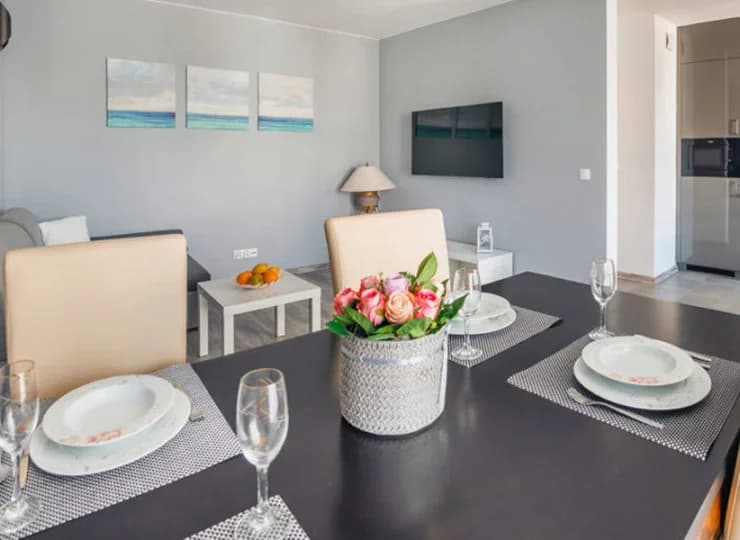 W każdym apartamencie znajduje się wygodny stół z krzesłami dla 4 osób