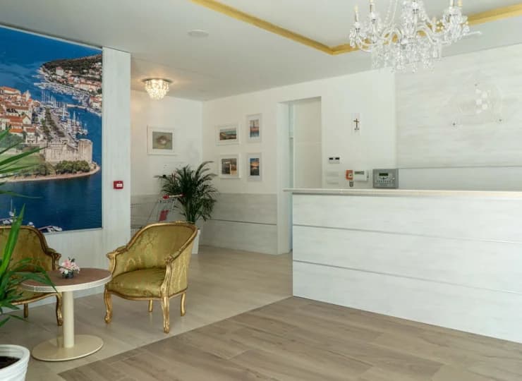 Recepcja hotelu z widokiem na starówkę Trogiru