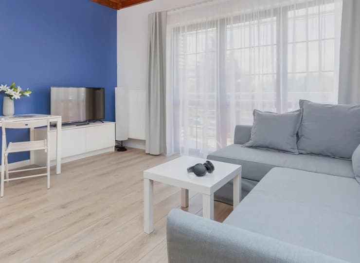 Zakwaterowanie odbywa się w 2-osobowych pokojach lub apartamentach