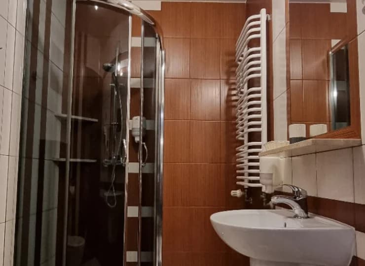 W łazience znajduje się kabina prysznicowa
