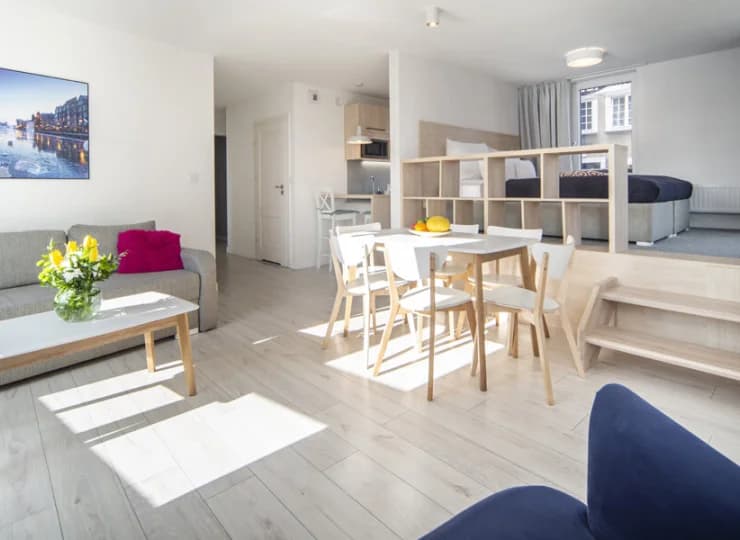 Apartament 6-os. rodzinny posiada 1 sypialnię, kanapę i część sypialną