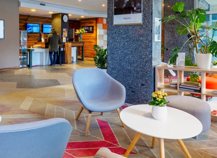 W hotelowym lobby wstawiono lekkie meble kontrastujące z bryłą budynku