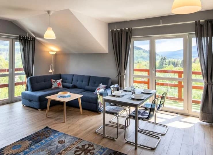 Apartamenty posiadają część wypoczynkową, jadalną, aneks kuchenny i łazienkę