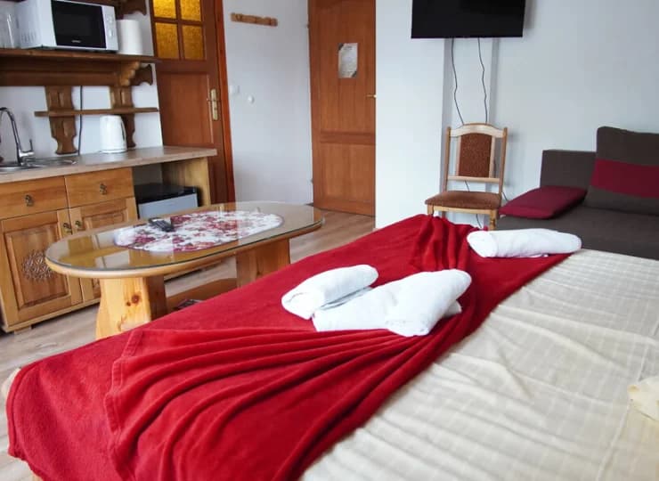 Każdy apartament posiada aneks kuchenny z lodówką, zlewem i mikrofalówką