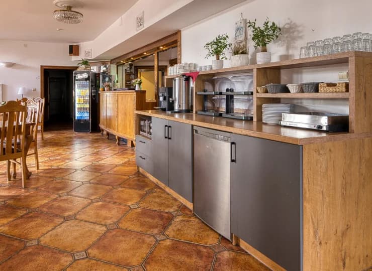 Na terenie Siedliska Żurawie znajduje się restauracja