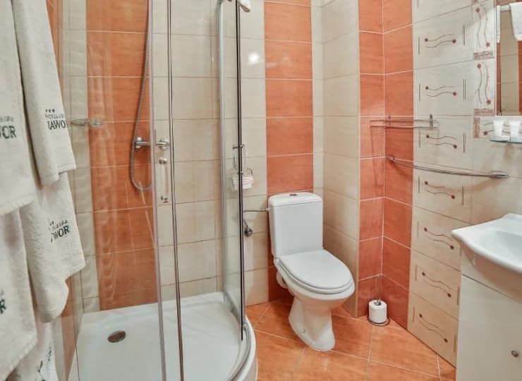 W każdym pokoju znajduje się prywatna łazienka 