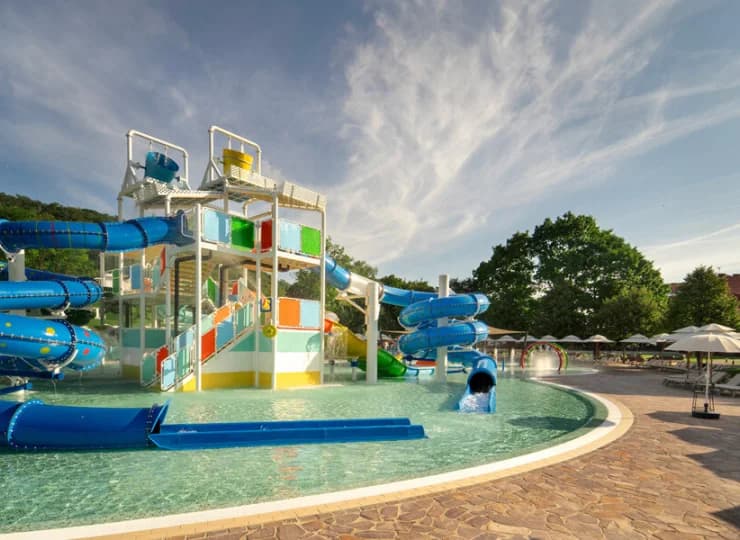 Zewnętrzny aquapark jest czynny w miesiącach letnich