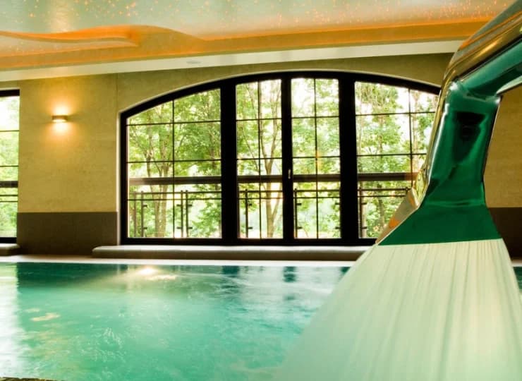 Goście mogą korzystać m.in. z basenu z jacuzzi i przeciwprądem i strefy saun