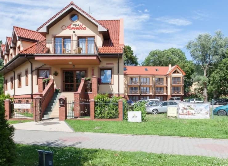 Willa mieści się w Rewalu, w niewielkiej odległości od szerokiej plaży