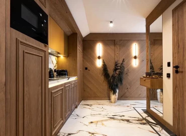 Korytarz i aneks kuchenny w Apartamencie Krzesanica
