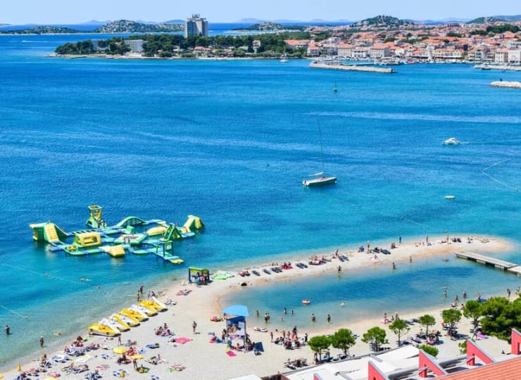Plaża oferuje wodne atrakcje oraz widok na marinę i centrum miasteczka