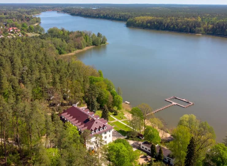 Jezioro Omulew pozwala odczuć naturalne piękno Mazur