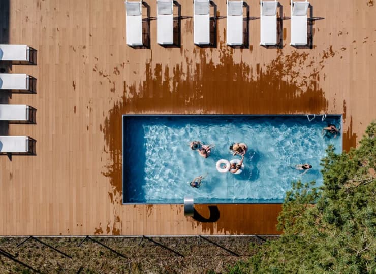 W pogodne dni goście wypoczywają na plaży lub w basenie