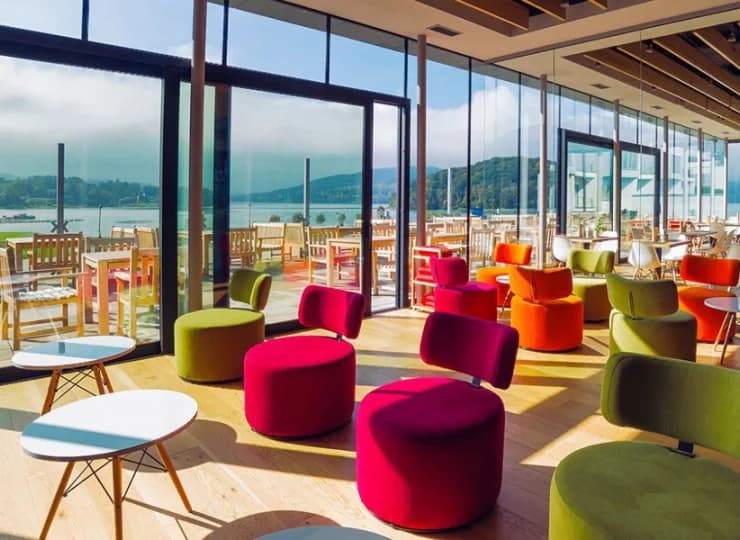 Otwarta przestrzeń restauracji i nowoczesny design na tle jeziora