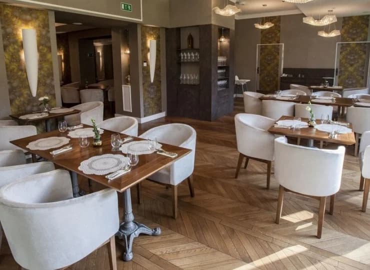 Hotel oferuje gościom pakiety ze śniadaniem i dodatkowo z obiadokolacją