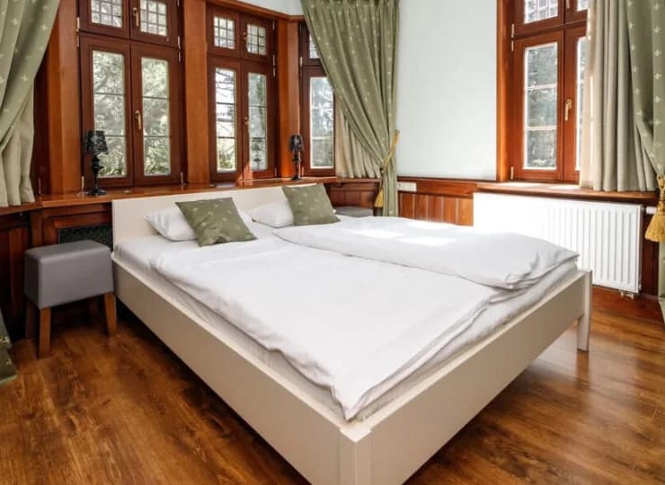 Na gości czekają tutaj wygodne pokoje i apartamenty