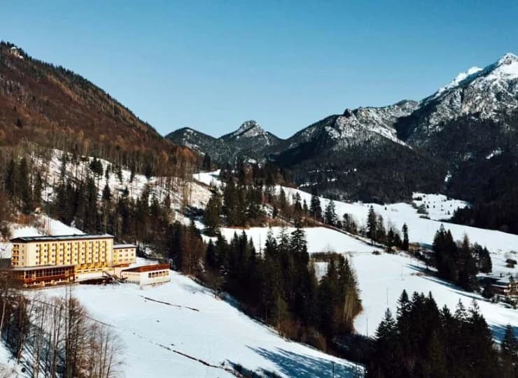 Sprzed hotelu wspaniale prezentuje się Wielki Rozsutec i reszta Małej Fatry