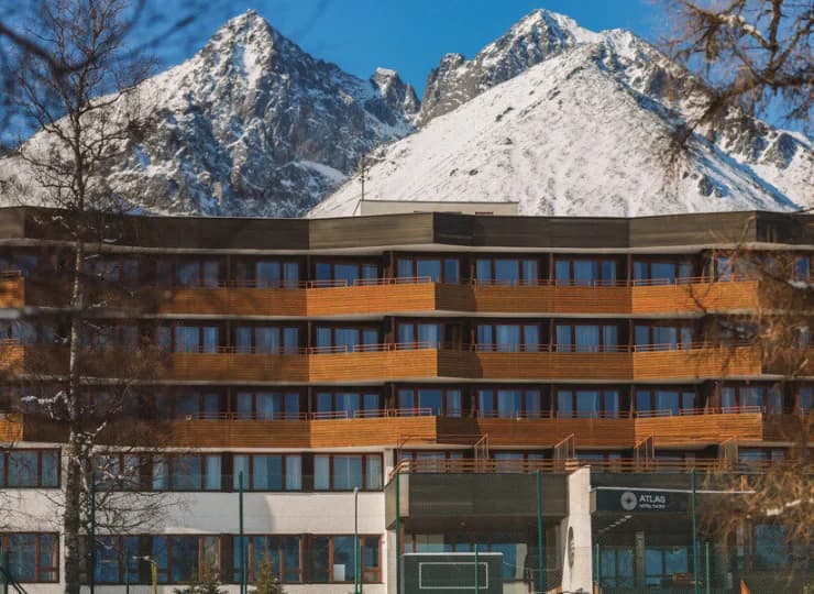 Kilka km od hotelu mieszczą się 2 ośrodki narciarskie na stokach Łomnicy