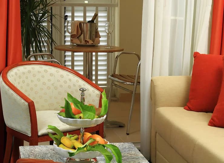 Apartament junior suite posiada rozkładaną sofę dla 2 osób