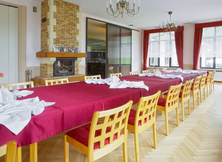 W hotelu mieści się duża sala jadalna, gdzie podawane są posiłki