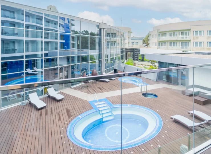 Balkony wychodzą na teren hotelu