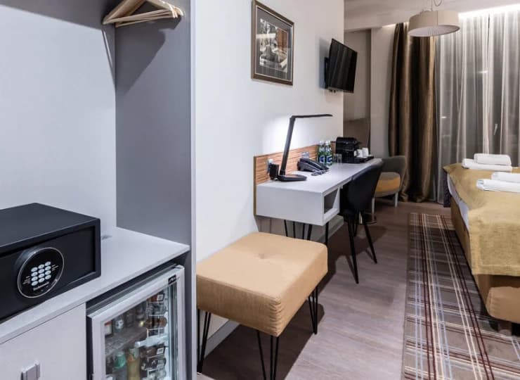 Każdy pokój posiada sejf, mini bar, zestaw do parzenia kawy i herbaty