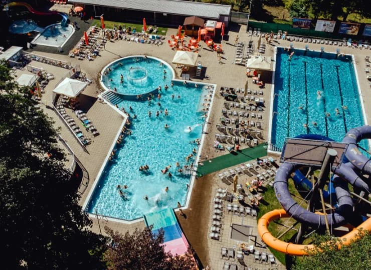 W ramach oferty goście mogą korzystać z kompleksu SPA & AQUAPARK