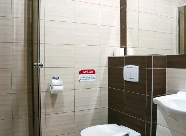 Łazienka z prysznicem w pokoju w pensjonacie