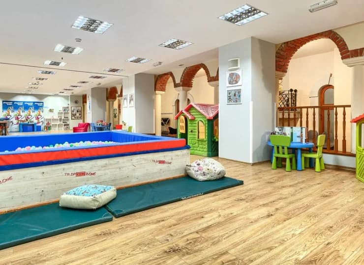 Dla najmłodszych gości urządzona jest przestronna sala zabaw
