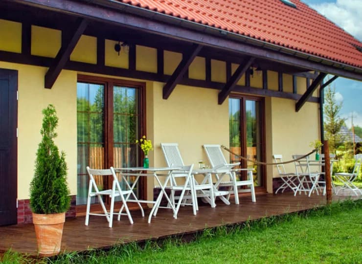 Apartament jest położony na parterze, ma niezależne wejście