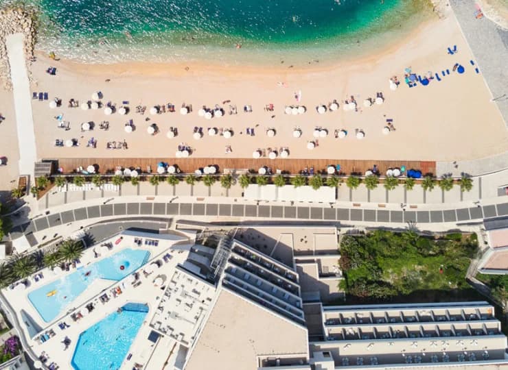 Spory kompleks hotelowy ulokowany jest bezpośrednio przy plaży