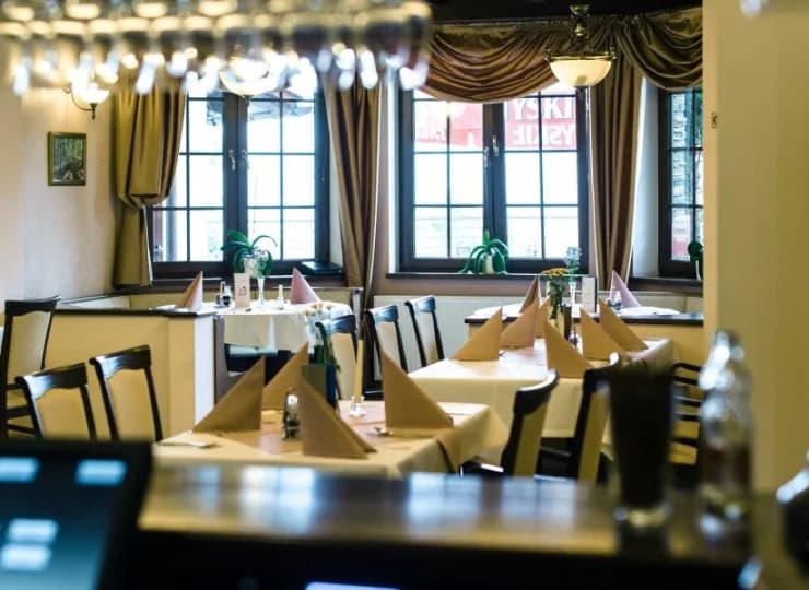 Wnętrza restauracji urządzono w eleganckim stylu
