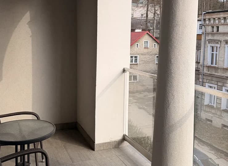 Część pokoi i apartamentów ma balkon