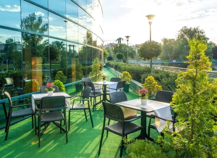 Restauracja oferuje atrakcyjny taras z widokiem na rzekę