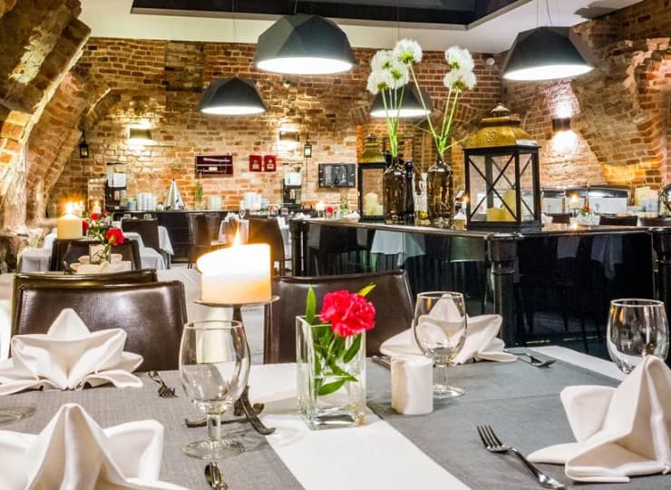 Dwie sale restauracyjne zapewniają komfort spożywania posiłków