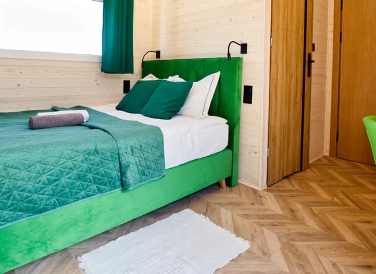2-osobowy Domek Exclusive numer 15B ma podwójne łóżko