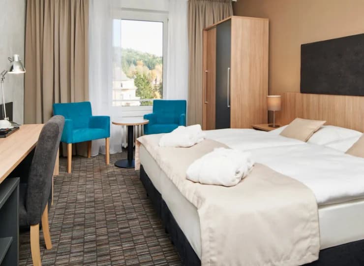 Każdy wyposażono w minibar, sejf, szlafroki