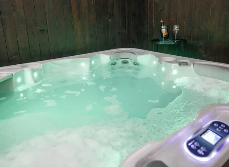 Kąpiel w jacuzzi jest jeszcze przyjemniejsza po górskich aktywnościach