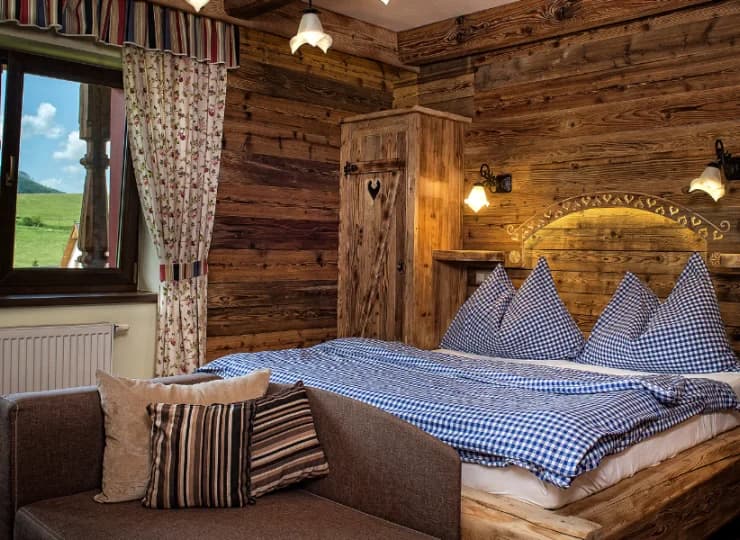 Do wyboru są pokoje Standard, Comfort oraz rodzinne apartamenty