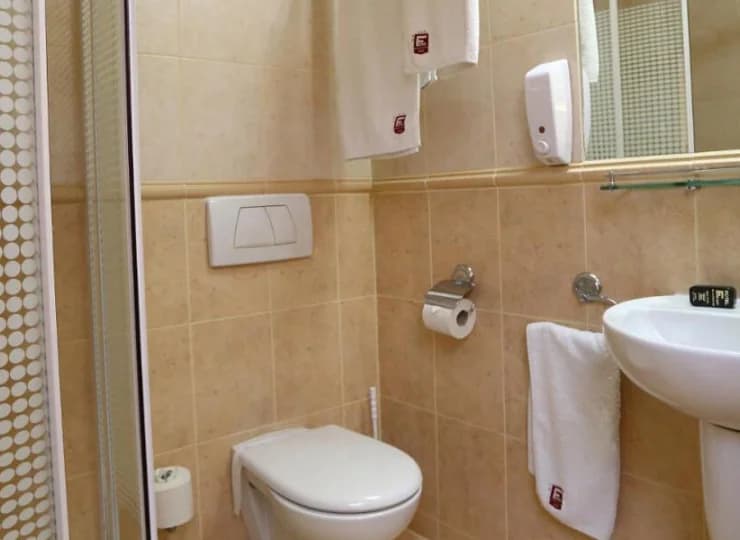Każdy pokój posiada własną łazienkę z prysznicem i suszarką do włosów